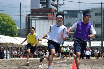 ０６